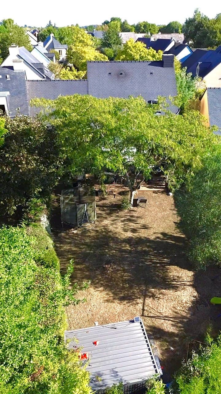 Vue aérienne d'un jardin arboré et de son environnement