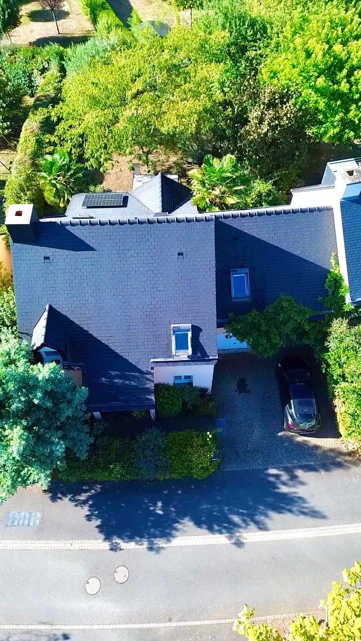 Vue aérienne d'une maison et de son terrain arboré